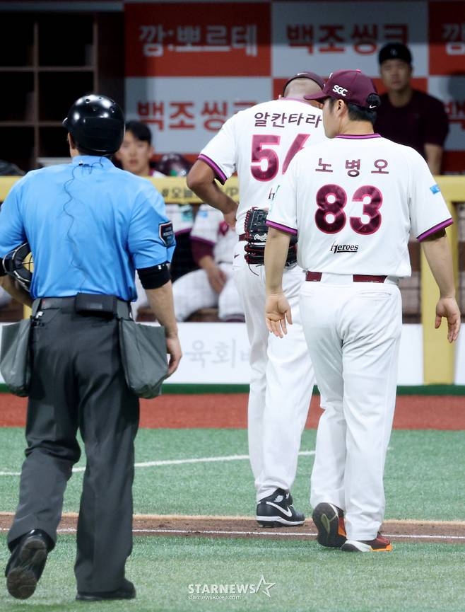 2026 신한 SOL KBO리그 키움 히어로즈 대 삼성 라이온즈 경기가 22일 서울 고척스카이돔에서 열렸다.  키움 선발 알칸타라가 5회초 무사에서  삼성 이재현을 몸에 맞는 볼로 내보내고 몸에 이상을 느낀 후 교체되고 있다. /사진=김진경 kim.jinkyung@