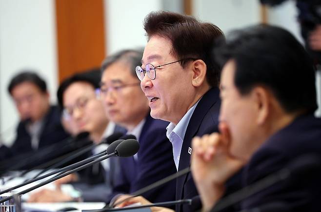 이재명 대통령이 분당 아파트 매수인을 상대로 근저당을 설정했다는 사실이 알려지면서 논란이 확산하고 있다.[사진｜연합뉴스]