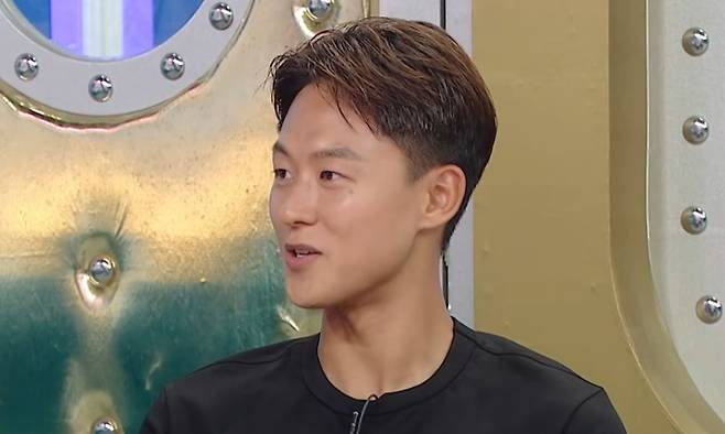 Lee Seung-woo appeared on the MBC variety show Radio Star and shared the behind-the-scenes story of how he helped Son Heung-min secure an exemption from military service during the 2018 Jakarta-Palembang Asian Games final. He expressed cheerful confidence, noting that thanks to the goal he scored, Son Heung-min and his teammates were able to resolve their military service issues and go on to play in Europe.Lee Seung-woo also discussed his efforts to boost the popularity of the K League. He explained that the dance celebration he began performing early in his career to attract fans while adapting to the domestic league became a major sensation, and subsequently helped drive the K Leagues popularity—as evidenced by sold-out Jeonbuk Hyundai matches and his celebration video surpassing 7.5 million views.