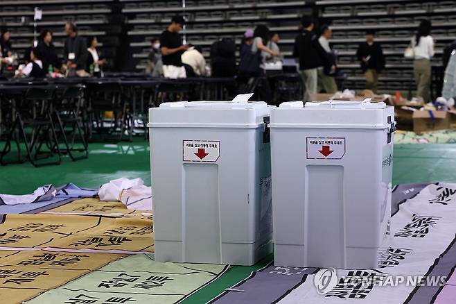 개함 안 된 잠실7동 제1투표소 투표함 (서울=연합뉴스) 윤동진 기자 = 6·3지방선거일이 하루 지난 4일 서울 올림픽공원 핸드볼경기장에 마련된 송파구 개표소에 개함이 안 된 잠실7동 제1투표소 투표함이 놓여 있다. 2026.6.4 mon@yna.co.kr