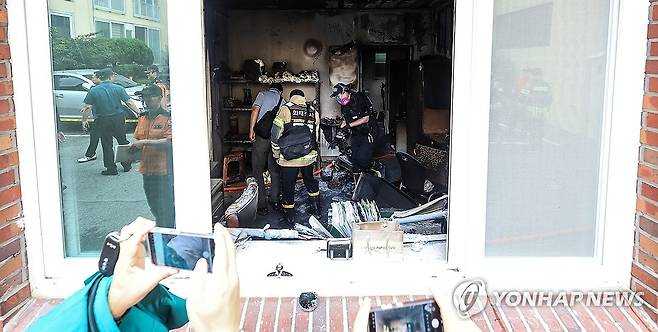 경산 아파트서 폭발 추정 사고…8명 부상 (경산=연합뉴스) 윤관식 기자 = 23일 오전 8시 29분께 경북 경산시 사동 한 아파트 관리실 안에서 폭발 추정 사고가 난 가운데 당국이 화재 현장을 살펴보고 있다. 2026.7.23 psik@yna.co.kr