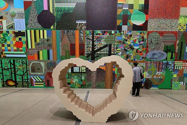 올해의 작가상 2026, 전현선 작가 전시 (서울=연합뉴스) 류효림 기자 = 23일 서울 종로구 국립현대미술관에서 열린 올해의 작가상 2026 기자간담회에서 참석자들이 전시작품을 살펴보고 있다. 2026.7.23 ryousanta@yna.co.kr
