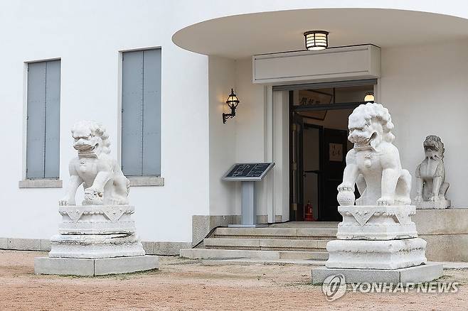 중국으로 귀향하는 '석사자상' (서울=연합뉴스) 강민지 기자 = 23일 서울 성북구 간송미술관에 청대 석사자상 한 쌍이 놓여 있다.  2026.7.23 mjkang@yna.co.kr