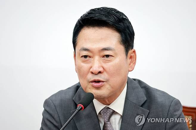 선관위 공무원노조 만난 국민의힘 장동혁 대표 (서울=연합뉴스) 신현우 기자 = 국민의힘 장동혁 대표가 23일 국회에서 열린 국민의힘-선거관리위원회 공무원노동조합 간담회에 참석해 인사말하고 있다. 2026.7.23 nowwego@yna.co.kr