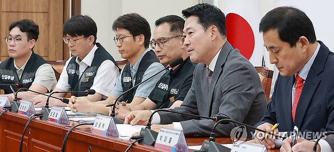 선관위 공무원노조 만난 국민의힘 장동혁 대표 (서울=연합뉴스) 신현우 기자 = 국민의힘 장동혁 대표가 23일 국회에서 열린 국민의힘-선거관리위원회 공무원노동조합 간담회에 참석해 인사말하고 있다. 2026.7.23 nowwego@yna.co.kr