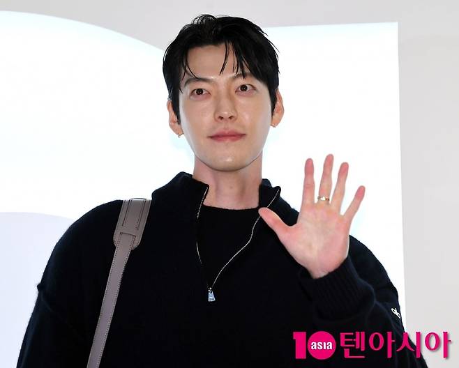 김우빈이 공식 행사에 참석해 포즈를 취하고 있다./사진=텐아시아DB