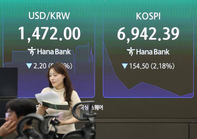 24일 오전 서울 중구 하나은행 본점 딜링룸 현황판. [사진=연합뉴스]