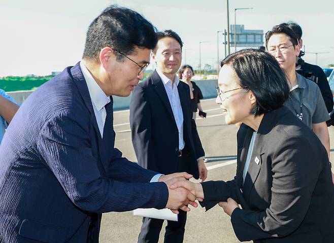 한성숙(오른쪽) 국무총리가 24일 전북 군산시 새만금개발청에서 열린 '새만금 투자 활성화 기업간담회'에 참석해 이원택 전북특별자치도지사와 악수를 나누고 있다.(뉴시스)