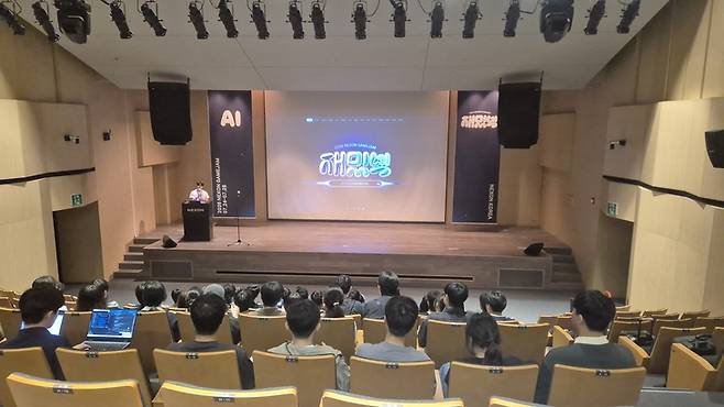 ▲넥슨이 24일 오전 경기도 판교에 위치한 넥슨 사옥 1층 1994홀에서 대학생 게임잼 '재밌넥'의 오리엔테이션을 진행하고 있다. 사진=정희순 기자