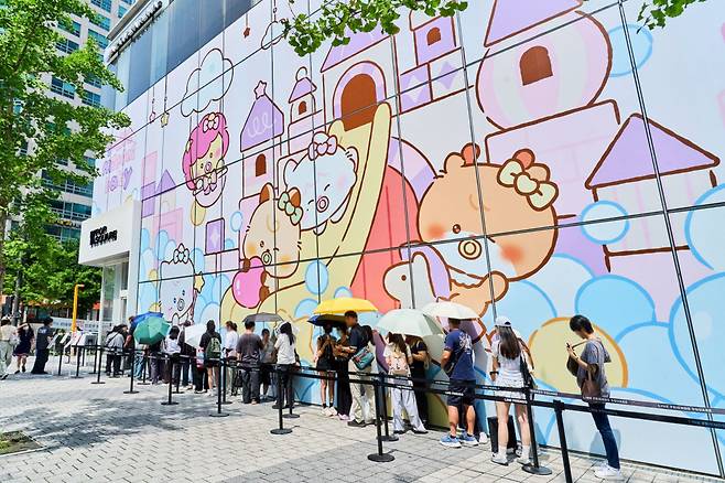 ‘i-dle minini baby POP-UP’ 이 진행되는 케이팝스퀘어 홍대 외부 전경. (사진=IPX)