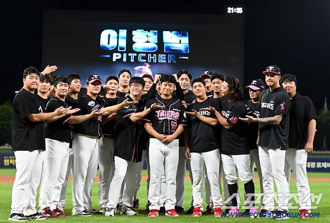 23일 광주KIA챔피언스필드에서 열린 한화와 KIA의 경기. 경기 종료 후 이형범과 하주석의 트레이드 소식이 전해진 가운데 KIA 투수들이 이형범과 사진을 찍으며 아쉬운 작별의 시간을 갖고 있다.