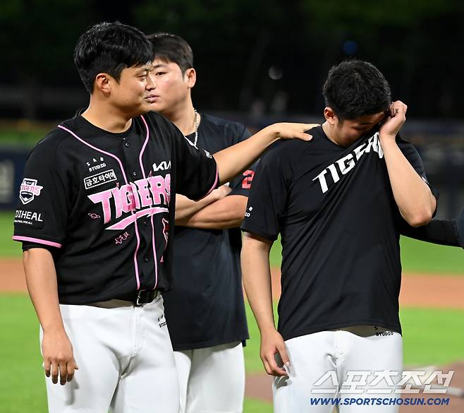 눈물을 보이는 시라카와