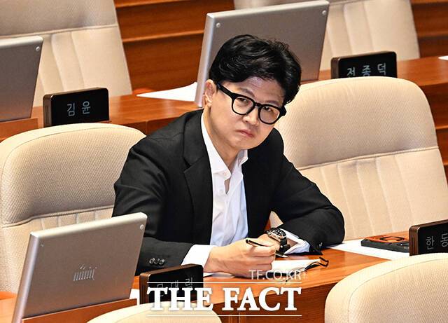 특정 세력에 성급히 줄을 서기보다는 당분간 사태를 관망하려는 당내 분위기가 팽배해지고 있다. 사진은 한동훈 무소속 의원이 20일 오후 서울 여의도 국회에서 열린 제437회 국회(임시회) 제1차 본회의에 참석하고 있는 모습. /배정한 기자