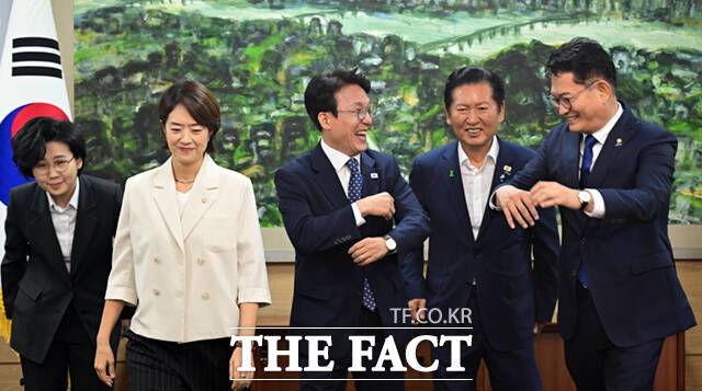 이번 더불어민주당 8·17 전당대회에선 당대표 예비경선 탈락자인 고민정 의원과 김보미 전 강진군의회 의장의 영향력이 본경선까지 이어질 것이란 전망도 나온다. 사진은 김보미·고민정·김민석·정청래·송영길 더불어민주당 당대표 예비후보(왼쪽부터)가 지난 21일 서울 중구 서울시의회에서 시의회 의원들과 간담회에 앞서 기념촬영을 하고 있는 모습, /이새롬 기자