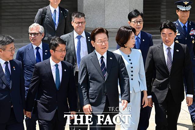 환송 내빈들이 이 대통령과 함께 걷고 있다.
