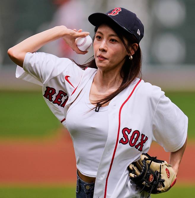 23일 보스턴 안방 
펜웨이파크에서 시구에 나선 배우 하지원 씨. 
보스턴=AP 뉴시스