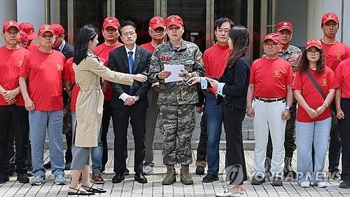 채수근 상병(당시 일병) 순직 사고의 책임자로 지목돼 재판에 넘겨진 임성근 전 해병대 1사단장이 1심에서 징역 3년을 선고받은 8일 서울 서초구 서울중앙지방법원 앞에서 해병대 예비역연대 회원들과 더불어민주당 박주민 의원이 기자회견을 하고 있다.   [연합뉴스]