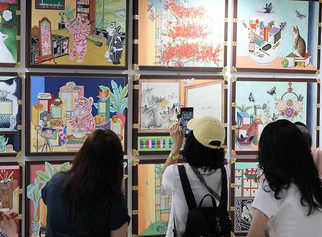 지난달 11일 서울 강남구 세텍에서 열린 '제8회 대한민국민화아트페어'를 찾은 관람객들이 전시를 둘러보고 있다.(사진=저작권자(c) 연합뉴스, 무단 전재-재배포 금지)
