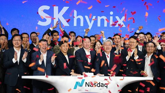 지난 10일 오전(현지시간) 미국 뉴욕 나스닥 마켓사이트에서 열린 '오프닝 벨' 행사에서 최태원 SK그룹 회장, 곽노정 SK하이닉스 CEO, 고승범 SK하이닉스 사외이사 겸 이사회 의장이 타종을 하며 나스닥 ADR 거래 개시를 알리고 있다. [사진=SK하이닉스]
