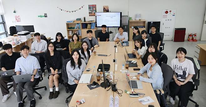 서울경제 미래전략부 부원들이 한자리에 모였다. 미래전략부에는 인턴 15명이 일하고 있다. 인턴들은 유튜브 라이브를 하고 AI를 활용해 팟캐스트와 뉴스레터 등을 만들고 사주팔자, MBTI 등 새로운 버티컬 서비스 개발에 참여하고 있다. /우승호 제공