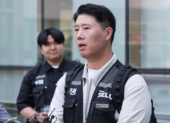 최승호 초기업노조 삼성전자지부 위원장이 경기도 수원시 영통구 수원지방법원에서 열린 삼성전자가 노조를 상대로 제기한 위법 쟁의행위 금지 가처분 신청 심문을 마치고 나와 취재진 질문에 답하고 있다. (연합뉴스)