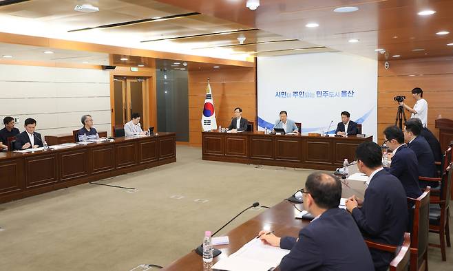 김상욱(가운데 중앙) 울산시장 24일 시청 상황실에서 세계적 산업 인공지능 전환(AX) 중심도시 대전환을 위한 ‘3대 메가 프로젝트 대응 방안 보고회’를 주재하고 있다. [울산시 제공]