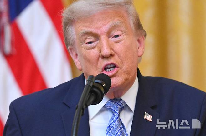 [워싱턴=AP/뉴시스] 도널드 트럼프 미국 행정부가 강제노동 근절을 명분으로 60개 주요 교역국에 10~12.5%의 새로운 관세를 부과하기로 하면서, 대법원에서 제동이 걸린 기존 글로벌 관세 체제를 다른 법적 근거를 통해 사실상 되살렸다는 평가가 나온다. 사진은 도널드 트럼프 미국 대통령. 2026.07.24.