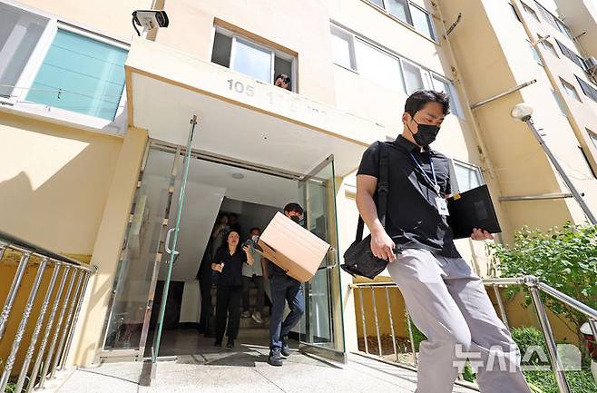 [경산=뉴시스] 이무열 기자 = 24일 경북 경산시 사동의 한 아파트 관리사무소 방화 폭발 화재 사건을 수사하는 경북 경찰청 직원들이 피의자 A(70대)씨 주거지에 대한 압수수색을 마친 뒤 이동하고 있다. lmy@newsis.com
