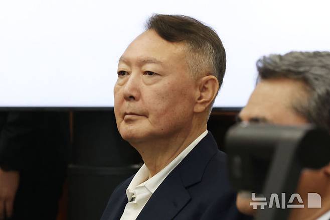 [서울=뉴시스] 사진공동취재단 = 특검이 이종섭 전 국방부 장관을 호주대사로 임명해 해외로 출국시킨 혐의로 기소된 윤석열 전 대통령에게 징역 5년을 구형했다. 재판부는 오는 9월 11일 선고할 예정이다. 사진은 윤 전 대통령이 지난해 9월 26일 서울 서초구 서울중앙지법에서 열린 특수공무집행방해, 직권남용 권리행사방해 등 혐의 사건 첫 공판에 출석한 모습. 2026.07.24. photo@newsis.com