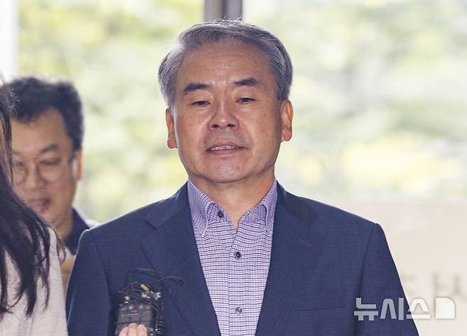 [서울=뉴시스] 김근수 기자 = 특검이 이종섭 전 국방부 장관을 호주대사로 임명해 해외로 출국시킨 혐의로 기소된 윤석열 전 대통령에게 징역 5년을 구형했다. 재판부는 오는 9월 11일 선고할 예정이다. 사진은 이종섭 전 국방부 장관이 지난해 9월 26일 오전 서울 서초구 순직해병 특별검사팀(특별검사 이명현)에 피의자 조사를 받기 위해 출석하는 모습. 2026.07.24. ks@newsis.com