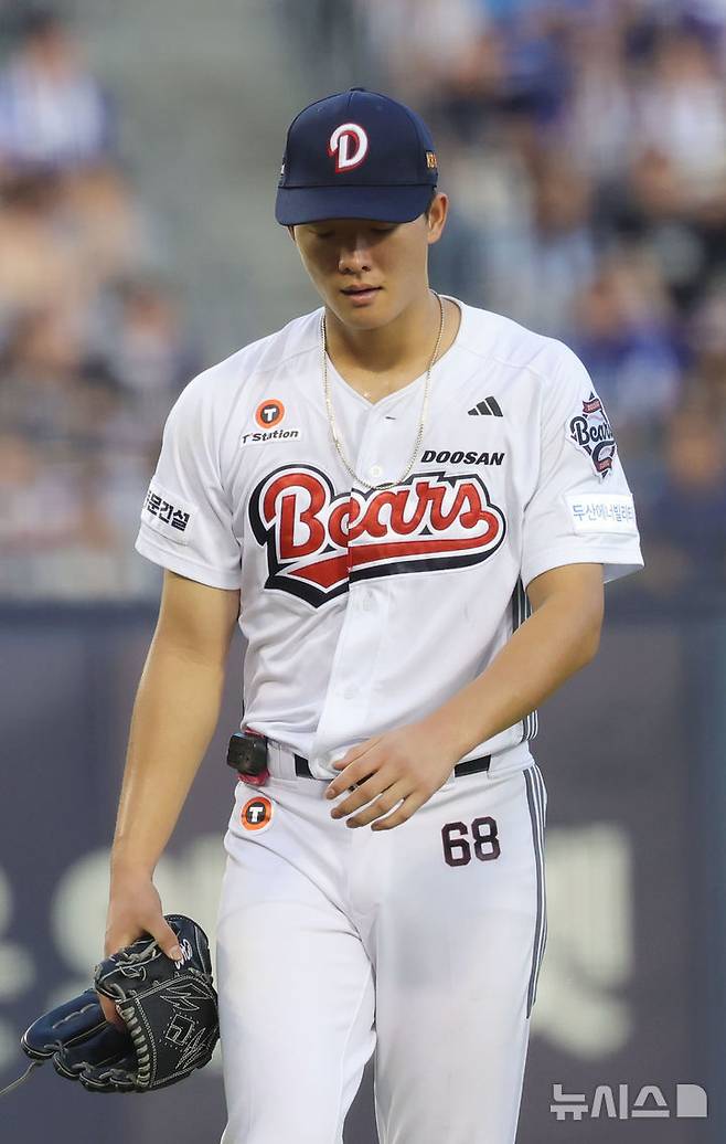[서울=뉴시스] 홍효식 기자 = 24일 서울 송파구 잠실야구장에서 열린 2026 KBO 리그 삼성 라이온즈와 두산 베어스의 경기, 3회초 두산 선발투수 최민석이 고개를 떨구고 있다. 2026.07.24. yesphoto@newsis.com