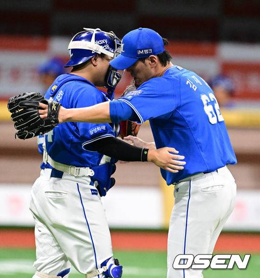 [OSEN=지형준 기자] 프로야구 삼성 라이온즈가 연장 혈투 끝에 주중 3연전 위닝 시리즈를 챙겼다.&nbsp;삼성은 23일 서울 고척스카이돔에서 열린 ‘2026 신한은행 SOL Bank KBO리그’ 키움 히어로즈와의 경기에서 연장 11회 승부 끝에 3-1로 승리했다. 이날 승리로 주중 3연전 위닝시리즈를 가져오며 1위 자리를 굳건히 했다.&nbsp;경기를 마치고 삼성 김도환, 김재윤이 승리를 기뻐하고 있다. 2026.07.23 / jpnews@osen.co.kr