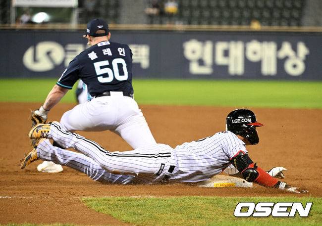 [OSEN=잠실, 이대선 기자] 23일 서울 잠실야구장에서 2026 신한 SOL KBO리그 LG 트윈스와 NC 다이노스의 경기가 열렸다.이날 LG는 웰스, NC는 테일러를 선발로 내세웠다.8회말 1사 만루에서 LG 오지환이 병살타를 치고 슬라이딩을 했지만 아웃되고 있다. 2026.07.23 /sunday@osen.co.kr
