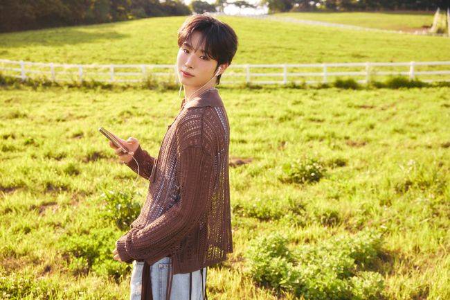 The group WHIB unveiled concept photos for the DAYLIGHT version of their second mini-album, CHERRY PIE, showcasing a refreshing summer vibe. Set against a backdrop of green meadows, these photos capture the members natural charm, evoking the atmosphere of a coming-of-age film.The album features a total of five tracks, including the title track Cherry Pie, as well as Pages Of Us, MoTTo, Cant Stop=Not Found, and Make It. Notably, for track 4, CANT STOP=NOT FOUND, members Ha Seung and Kim Jun-min personally participated in both the lyrics and composition, showcasing their musical talents.