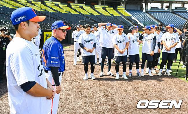 [OSEN=광주, 박준형 기자] 24일 대전한화생명볼파크에서 2026 신한은행 SOL KBO리그 한화 이글스와 LG 트윈스의 경기가 진행됐다.이날 경기에 한화 박준영을, LG는 임찬규를 선발투수로 내세웠다.한화 김경문 감독이 선수들에게 이형범을 소개시키고 있다.    2026.07.24 / soul1014@osen.co.kr