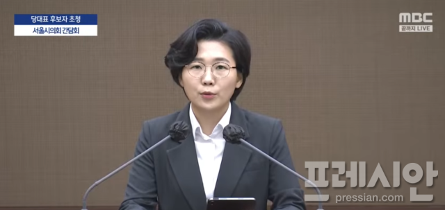 ▲더불어민주당 당권에 도전하는 김보미 전 강진군의회 의장이 서울 중구 서울시의회에서 열린 당대표 후보자 초청 간담회에서 정견을 발표하고 있다. 2026.7.21 ⓒMBC 유튜브 갈무리