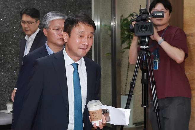 한병도 더불어민주당 대표 직무대행 겸 원내대표가 24일 국회에서 검찰 보완수사권을 폐지하는 내용의 형사소송법 개정안을 논의하기 위해 비공개로 열린 의원총회에 참석하고 있다. ⓒ연합뉴스