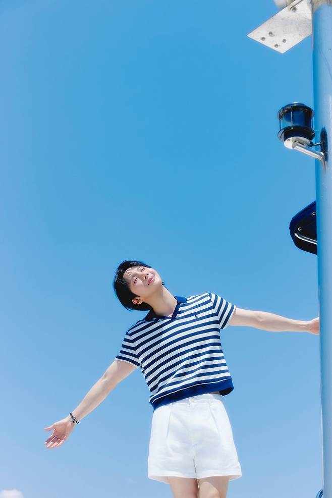 Singer Hui has unveiled the first concept photos for her new digital single BINGO, set for release on the 28th, marking the start of her full-scale comeback preparations. In the released photos, Hui perfectly pulls off a nautical look against the backdrop of a yacht, exuding a refreshing charm thats brimming with summer vibes.This new song, BINGO, is the second installment in her seasonal project, released approximately three months after To My Future Self, which came out last April. Hui plans to deliver a positive message to the public this summer with her signature refreshing vocals and energy.HUI is currently actively engaging with fans through his 2026 Asia Tour, HUI: A Boys Confession. He is building anticipation for his comeback by premiering the stage performance of his new song BINGO during the tour.Meanwhile, HUIs new digital single BINGO will be officially released at 6:00 p.m. on the 28th via various online music platforms.