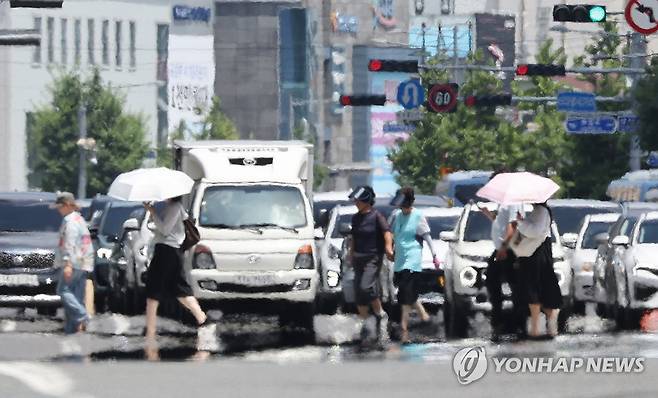 폭염에 끓는 도로 (울산=연합뉴스) 김용태 기자 = 절기상 가장 덥다는 대서(大暑)인 23일 울산에 이틀째 폭염경보가 발효 중인 가운데 남구 한 도로에 지열로 인한 아지랑이가 피어오르고 있다. 2026.7.23 yongtae@yna.co.kr