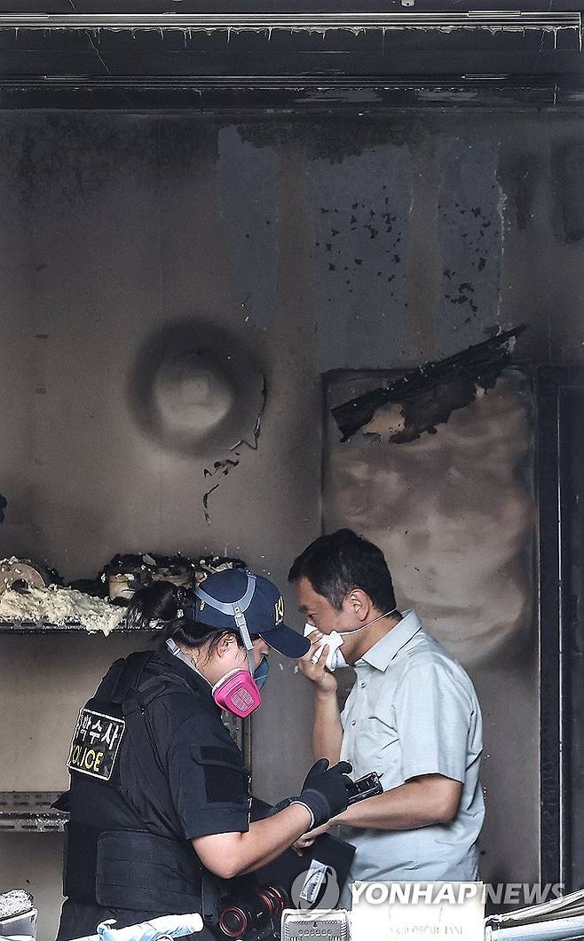 경산 아파트 관리실 폭발 사고 현장 살펴보는 과학수사대 (경산=연합뉴스) 윤관식 기자 = 23일 오전 8시 29분께 경북 경산시 사동 한 아파트 관리실 안에서 폭발 추정 사고가 난 가운데 당국이 화재 현장을 살펴보고 있다. 2026.7.23 psik@yna.co.kr