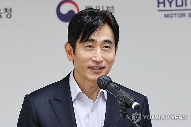 감사인사하는 배우 차인표 (서울=연합뉴스) 한종찬 기자 = 배우 차인표가 24일 서울 강서구 여명학교에서 열린 '여명학교 교사 건립을 위한 업무협약식'에서 발언하고 있다. 2026.7.24 saba@yna.co.kr