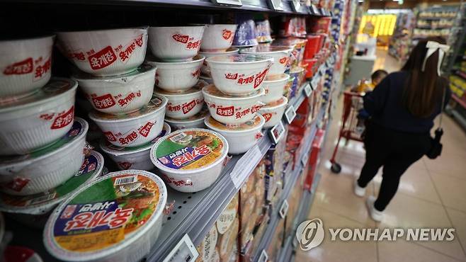 서울 시내 한 대형마트에 진열된 육개장 사발면 [연합뉴스 자료사진]