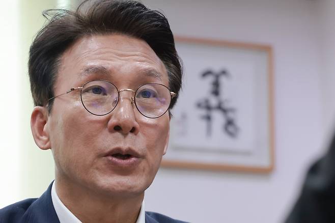 연합뉴스와 인터뷰하는 김민석 전 국무총리 서울=연합뉴스) 신현우 기자 = 더불어민주당 당대표 후보인 김민석 전 국무총리가 24일 국회 의원회관 본인의 사무실에서 연합뉴스와 인터뷰하고 있다. 2026.7.24
nowwego@yna.co.kr