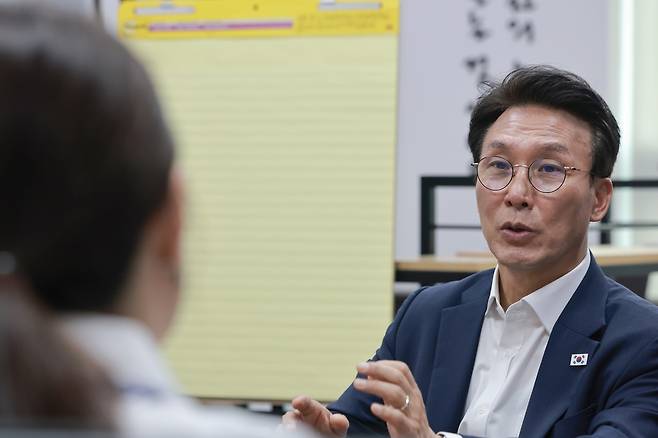 민주당 당권주자인 김민석 전 총리 (서울=연합뉴스) 신현우 기자 = 더불어민주당 당대표 후보인 김민석 전 국무총리가 24일 국회 의원회관 본인의 사무실에서 연합뉴스와 인터뷰하고 있다. 2026.7.24
nowwego@yna.co.kr
