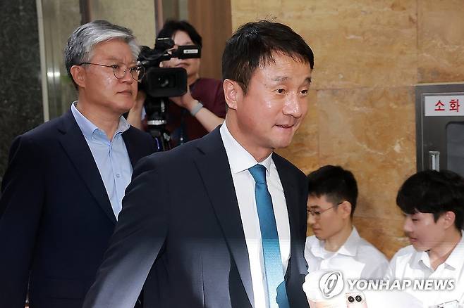 '형사소송법 개정 논의' 의원총회 참석하는 한병도 직무대행 (서울=연합뉴스) 신현우 기자 = 더불어민주당 한병도 대표 직무대행 겸 원내대표가 24일 국회에서 검찰 보완수사권을 폐지하는 내용의 형사소송법 개정안을 논의하기 위해 비공개로 열린 의원총회에 참석하고 있다. 2026.7.24 nowwego@yna.co.kr