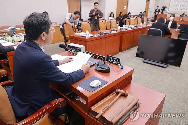 형사소송법 개정안 심사 이어가는 법사소위 (서울=연합뉴스) 신현우 기자 = 24일 국회에서 열린 법제사법위원회 법안심사제1소위원회에서 소위원장인 더불어민주당 김승원 의원이 회의를 진행하고 있다. 이날 소위에서는 검찰 보완수사권 폐지 등을 포함해 형사소송법 개정안 심사를 이어간다. 2026.7.24 nowwego@yna.co.kr