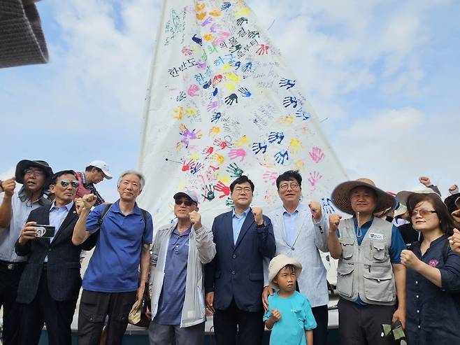 ▲ 25일 오전 인천 강화군 삼산면 하리선착장에서 한강하구 평화의 배 띄우기 조직위원회가 '한강하구 평화의 배 띄우기' 행사를 진행한 가운데 박찬대 시장과 도성훈 교육감 등 참석자들이 기념사진을 촬영하고 있다. /이아진 기자 atoz@incheonilbo.com