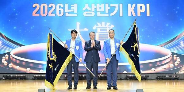 지난 24일 서울 회현동 우리은행 본점에서 열린 '2026년 하반기 경영전략회의'에서 정진완 우리은행장(가운데)이 상반기 KPI 대상 수상 지점장들과 기념촬영을 하고 있다. [출처=우리은행]