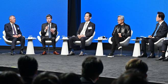 샘 올트먼 오픈AI CEO가 24일(현지 시간) 미국 샌프란시스코 더 미드웨이에서 열린 샌프란시스코 AI 서밋에서 발언을 하고 있다. 왼쪽부터 정의선 현대차그룹 회장, 샘 올트먼 CEO, 이재용 삼성전자 회장, 젠슨 황 엔비디아 CEO, 이재명 대통령.(뉴시스)