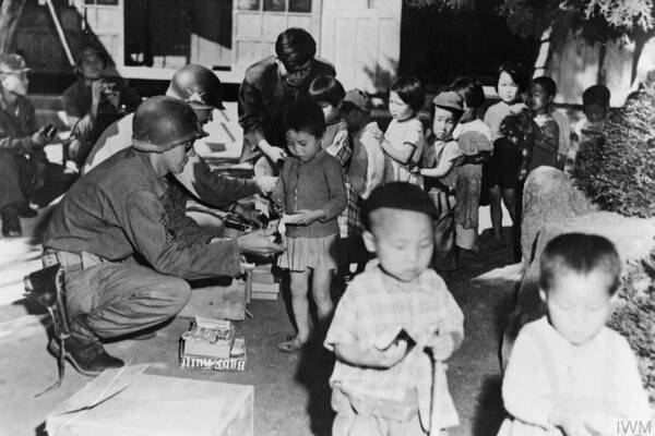 한국전쟁 당시 서울의 헤명 고아원을 방문한 미 8군 89전차대대 장병들이 어린이들에게 사탕을 나눠주고 있다. 미셸 스틸 대사는 지명 인준 청문회에서 한국에 대한 미국의 시혜를 거듭 강조했다. (Imperial War Museum, London, UK)